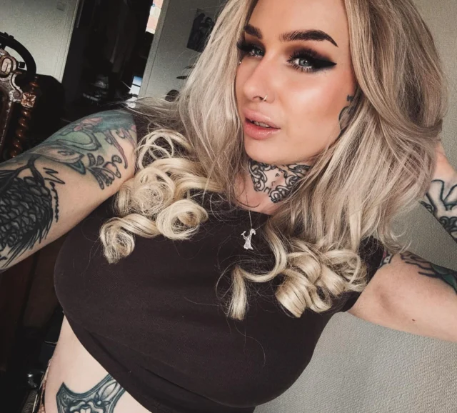 Curls 💁🏼‍♀️

—————————————————————————
#curls #blonde #hair #tattoos #inked #inkedgirlsofinstagram #tattooed #smokeyeyes #piercing #dermalanchor #thelightelf #swedishgirl #necktattoos #bellytatto #surfacepiercings