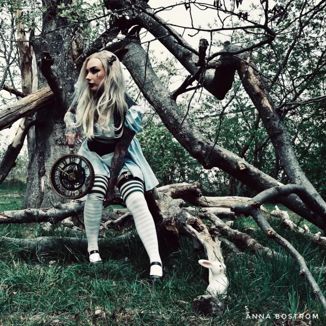 “It’s no use going back to yesterday, because I was a different person then.” 

Tack @anvibos 🐰⏱️❤️

—————————————————————————

#aliceinwonderland #wonderland #wonderlandphotoshoot #alice #madasahatter #thelightelf #madhatter #wonderlandart #chechirecat #gothic #gothicalice #art #tattooed #inkedgirls #modeling #inked