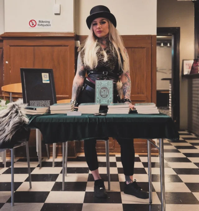 Härlig helg i Malmö 🧌🖤

@fantastikmassa 

—————————————————————————
#trollbruden #troll #josephinelindqvist #josephinelindqvistförfattare #trolltrilogin #väsen #folktro #trolltour #malmö #skåne #skogsrå #näcken #skönlitteratur #författarliv #författarepåinstagram #fantasy #urbanfantasy